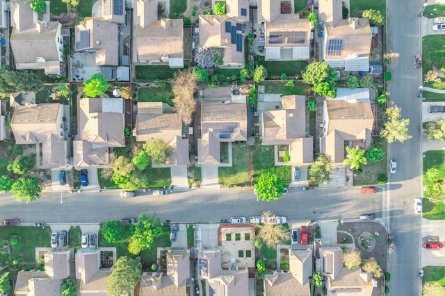 2404 E El Paso Avenue E, Fresno, CA 93720