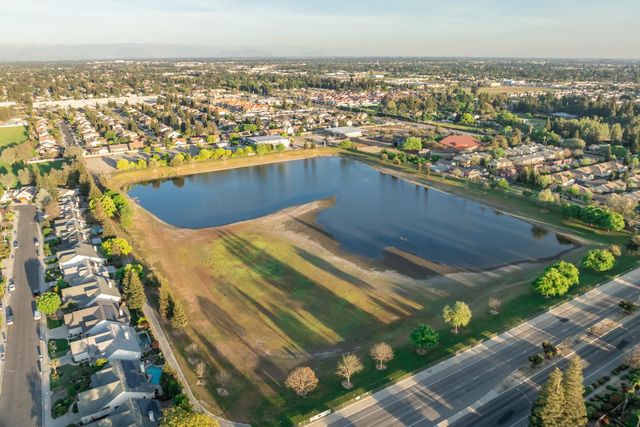 2404 E El Paso Avenue E, Fresno, CA 93720