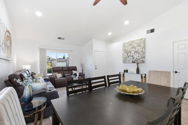 2404 E El Paso Avenue E, Fresno, CA 93720