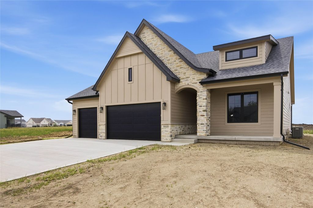 1610 NW Parkside Lane, Waukee, IA 50263