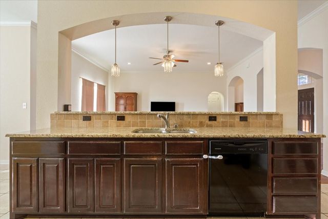 900 Queen Elizabeth Drive, Waco, TX 76657