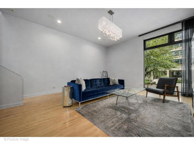 65 W Schiller Street, Chicago, IL 60610