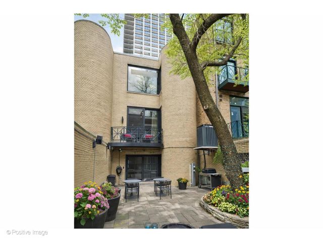 65 W Schiller Street, Chicago, IL 60610