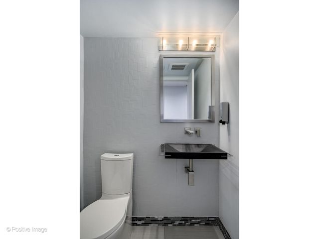 65 W Schiller Street, Chicago, IL 60610