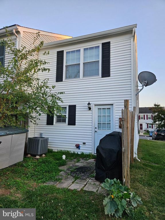 Image 2 of property listing at 8317 GEORGIAN CT, Manassas, VA 20110