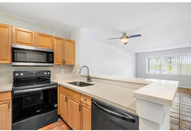 420 SE 2nd Avenue 2, Deerfield Beach, FL 33441