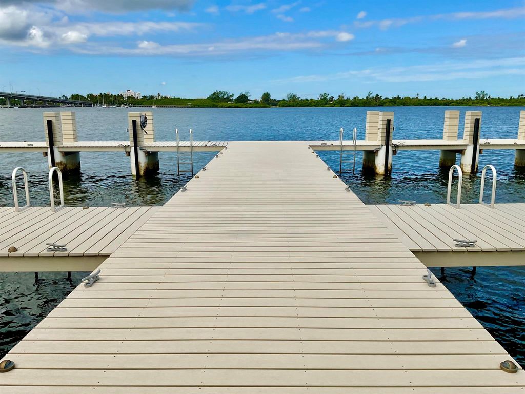 2840 S Ocean Boulevard 215, Palm Beach, FL 33480