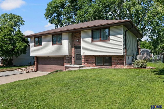 5720 Dogwood Drive, Lincoln, NE 68516