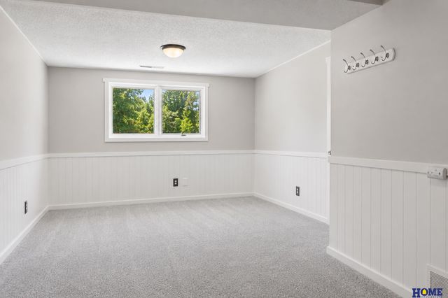 5720 Dogwood Drive, Lincoln, NE 68516
