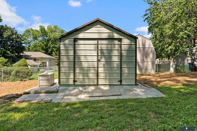 5720 Dogwood Drive, Lincoln, NE 68516