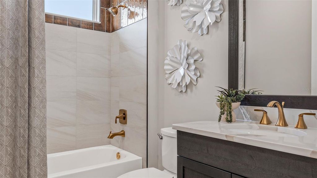 Image 23 of property listing at 575 HAMMOCK OAKS BOULEVARD, Lady Lake, FL 32159