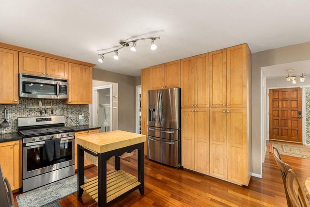 4665 S Delphine DRIVE, New Berlin, WI 53151