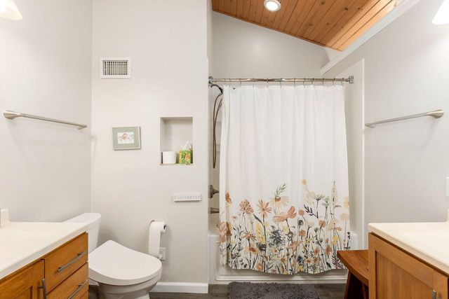 4665 S Delphine DRIVE, New Berlin, WI 53151