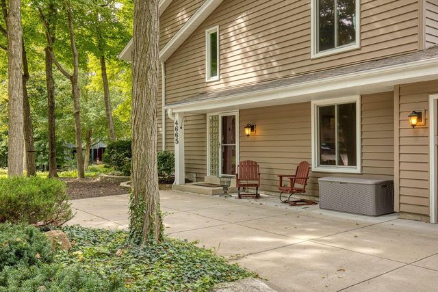 4665 S Delphine DRIVE, New Berlin, WI 53151