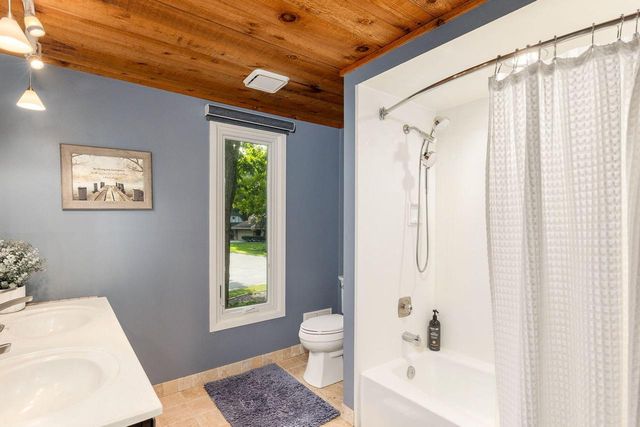 4665 S Delphine DRIVE, New Berlin, WI 53151