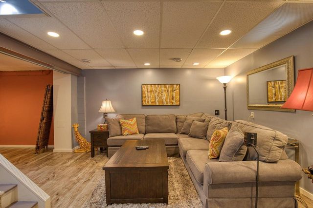 4665 S Delphine DRIVE, New Berlin, WI 53151