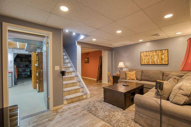 4665 S Delphine DRIVE, New Berlin, WI 53151