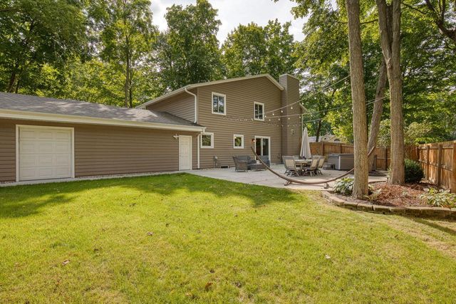 4665 S Delphine DRIVE, New Berlin, WI 53151