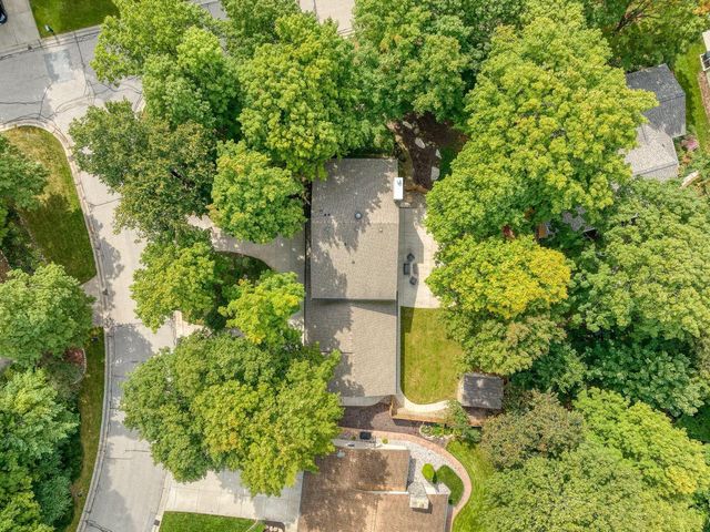 4665 S Delphine DRIVE, New Berlin, WI 53151