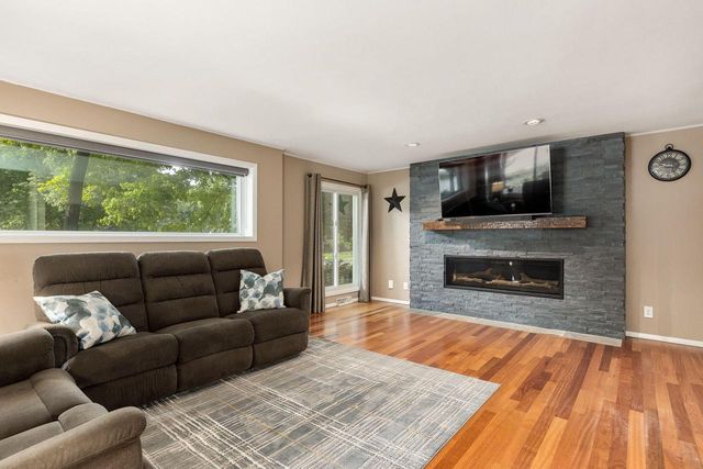 4665 S Delphine DRIVE, New Berlin, WI 53151