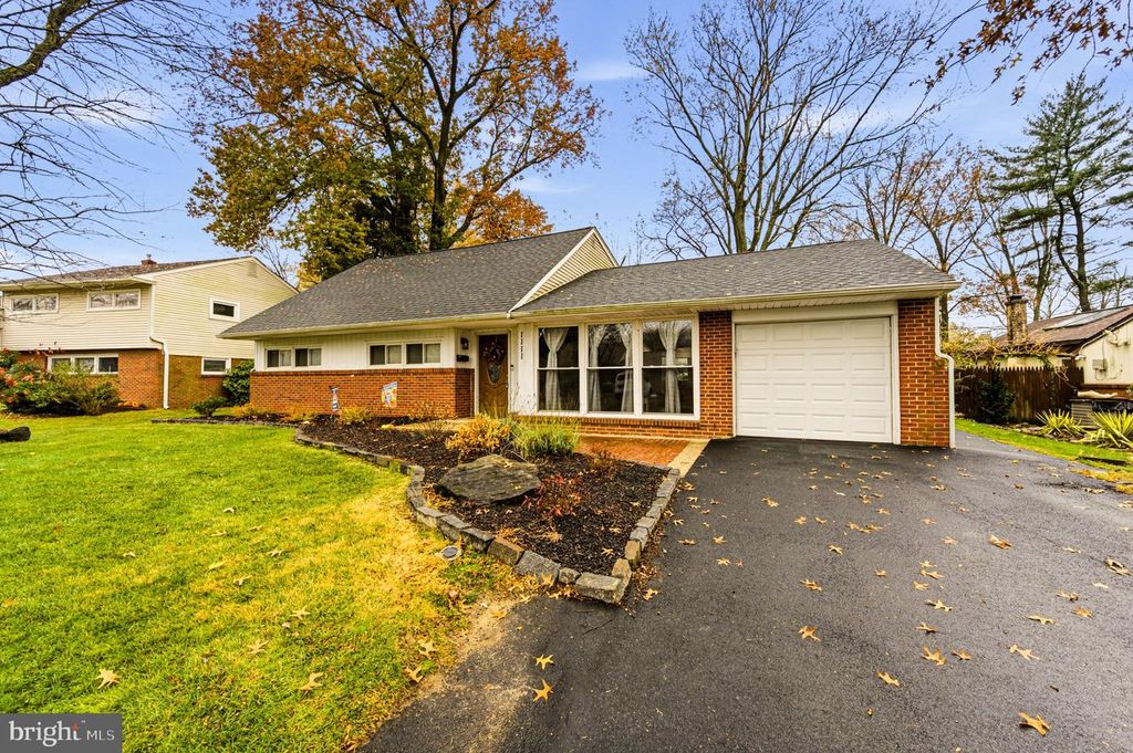 1111 N HILTON RD, Wilmington, DE 19803