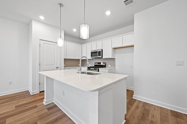 497 Orleanian DR B, Buda, TX 78610