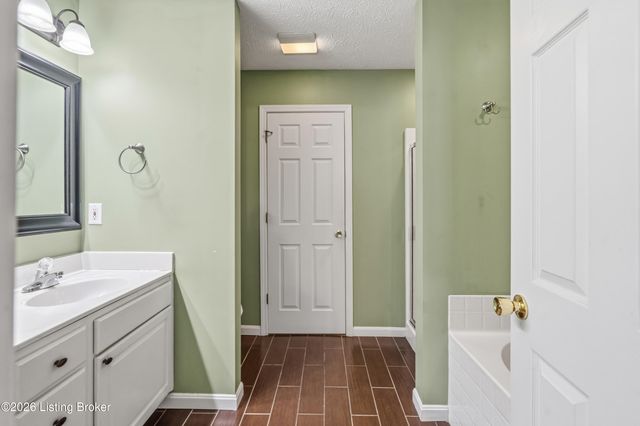 165 Lincoln Station Dr, Simpsonville, KY 40067