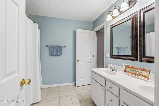 165 Lincoln Station Dr, Simpsonville, KY 40067