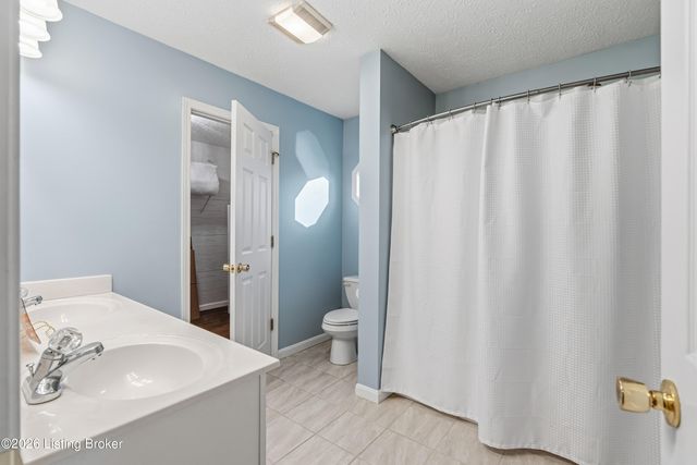 165 Lincoln Station Dr, Simpsonville, KY 40067