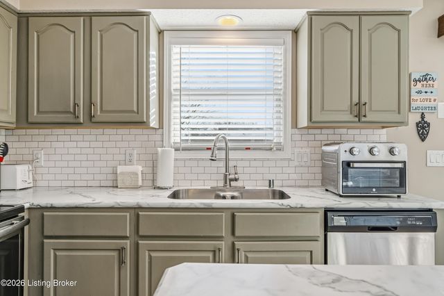 165 Lincoln Station Dr, Simpsonville, KY 40067