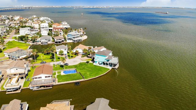1302 & 1306 Maui Drive, Tiki Island, TX 77554