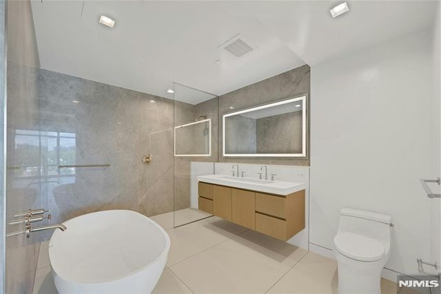 320 Adolphus Avenue 808, Cliffside Park, NJ 07010