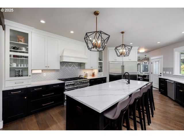 1051 FOREST MEADOWS Way, Lake Oswego, OR 97034