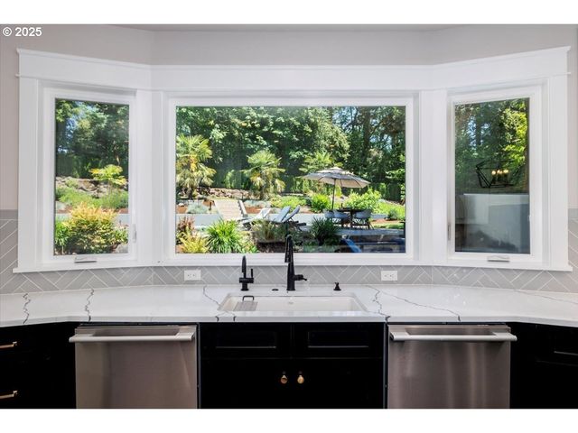1051 FOREST MEADOWS Way, Lake Oswego, OR 97034