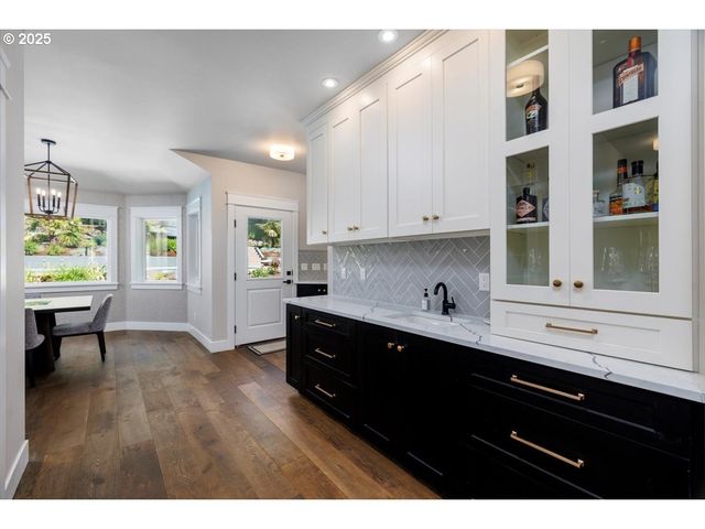 1051 FOREST MEADOWS Way, Lake Oswego, OR 97034