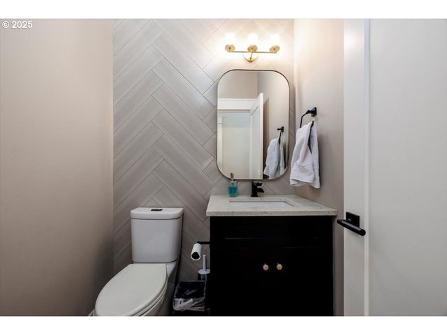 1051 FOREST MEADOWS Way, Lake Oswego, OR 97034