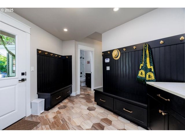 1051 FOREST MEADOWS Way, Lake Oswego, OR 97034