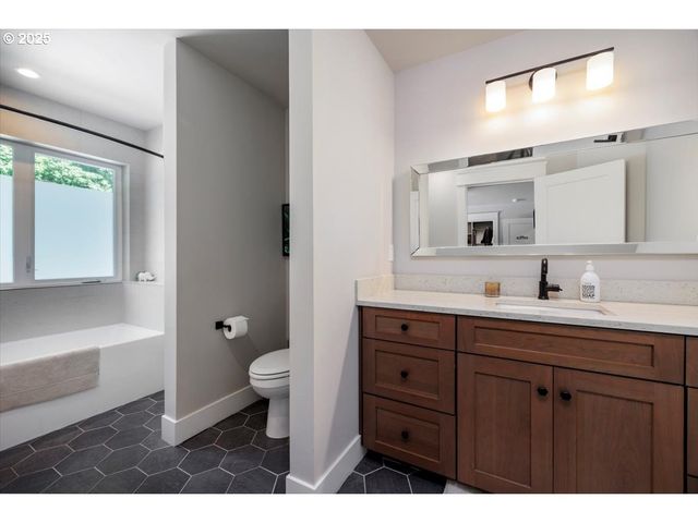 1051 FOREST MEADOWS Way, Lake Oswego, OR 97034