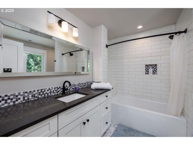 1051 FOREST MEADOWS Way, Lake Oswego, OR 97034