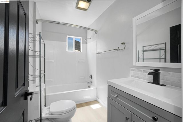 2207 E 19th St, Oakland, CA 94606