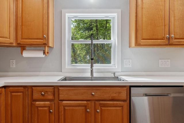 4 Louis Rd, Tewksbury, MA 01876