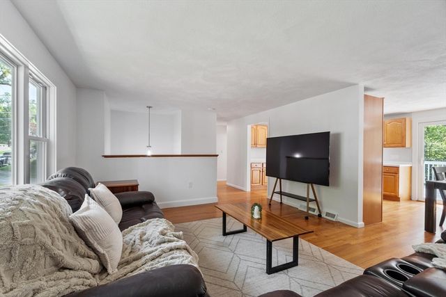 4 Louis Rd, Tewksbury, MA 01876