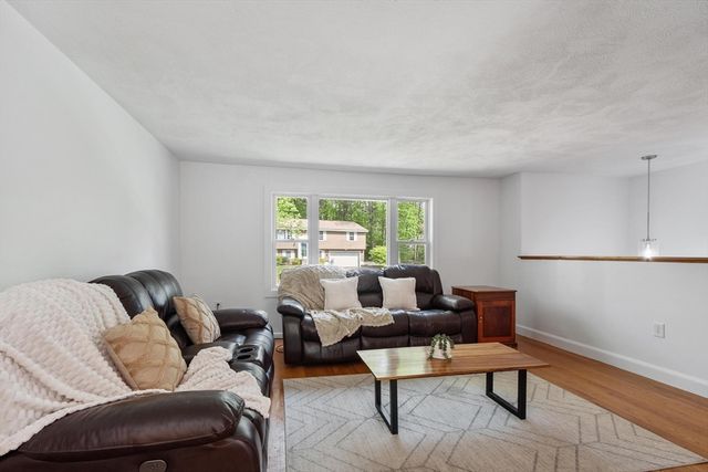 4 Louis Rd, Tewksbury, MA 01876