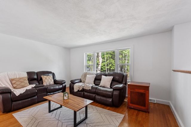 4 Louis Rd, Tewksbury, MA 01876