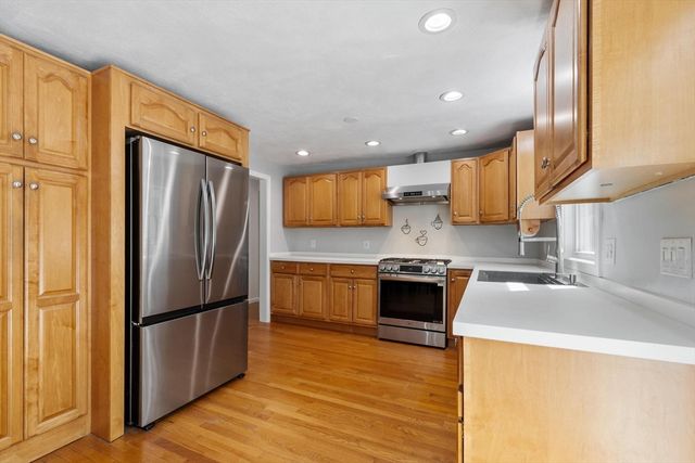 4 Louis Rd, Tewksbury, MA 01876