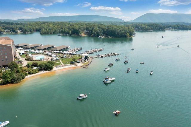 1114 8Th Fairway LN, Huddleston, VA 24104