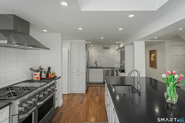 20 Lounsbury Road, Ridgefield, CT 06877