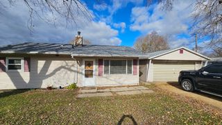 1702 Oak Grove Avenue, Sterling, IL 61081