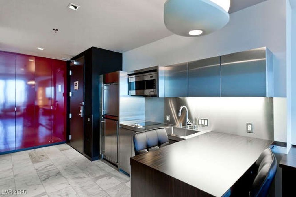 Image 11 of property listing at 4381 West FLAMINGO Road 908, Las Vegas, NV 89103