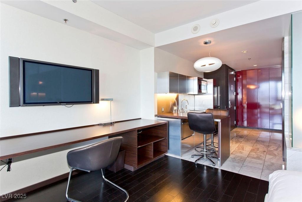 Image 3 of property listing at 4381 West FLAMINGO Road 908, Las Vegas, NV 89103